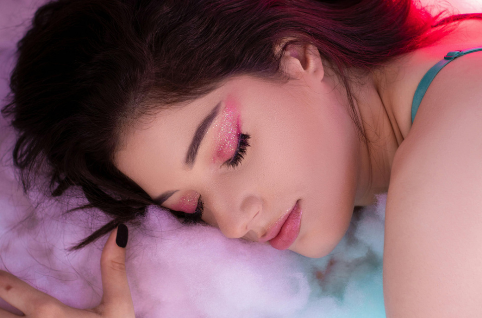 Pode dormir com maquiagem? Descubra o que acontece com a pele